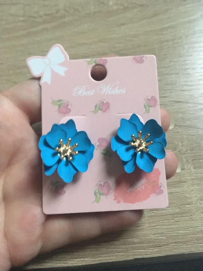 Boucles d’oreilles NEUVES avec étiquette pour femme forme de fleurs couleur bleu