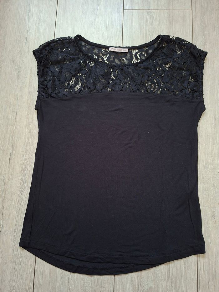 Tee-shirt  avec dentelle noire