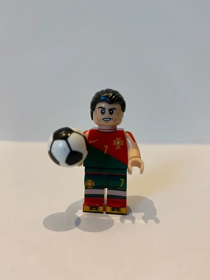 Figurine type lego Christiano Ronaldo en équipe du Portugal. Footballeur