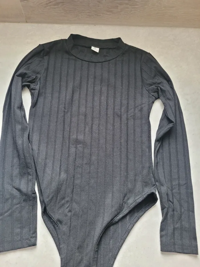 Body noir 9 ans neuf sans etiquette