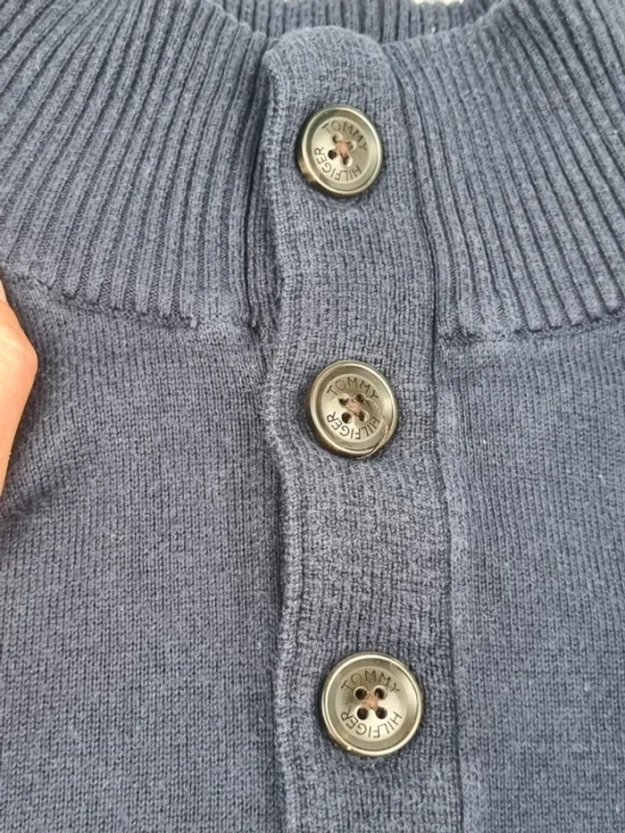 Pull col rond à boutons Tommy Hilfiger – Taille XL Homme (mesures en photos) - photo numéro 7