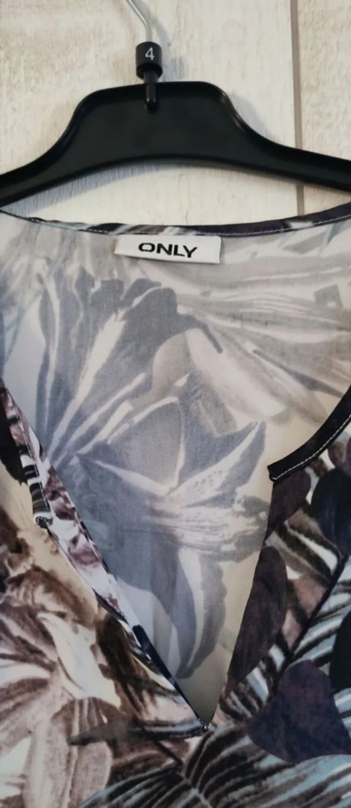 Blouse fleuri noir, gris et marron only Taille unique petit accro - photo numéro 4