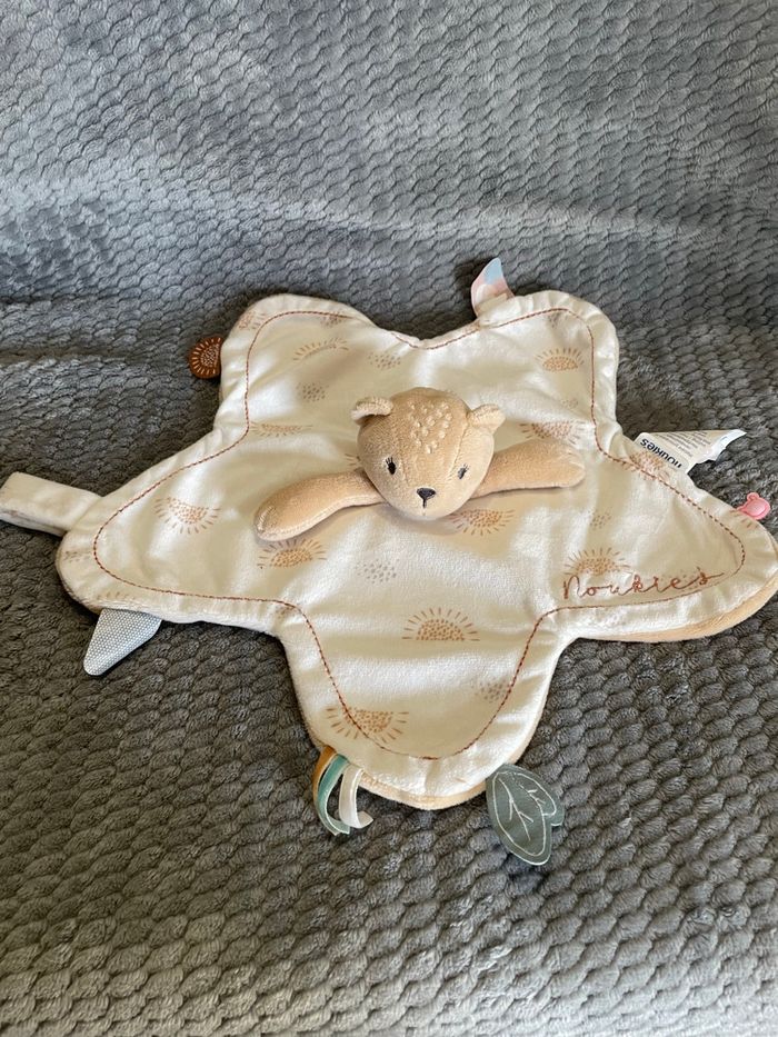 Doudou plat fleurs étoiles ours lionne Babou et Kendi crème beige blanc Noukie’s Noukies