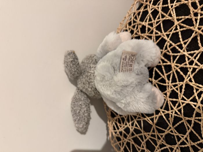 Paul est un ours en peluche blanc et gris avec un chapeau et une écharpe gris. - photo numéro 3