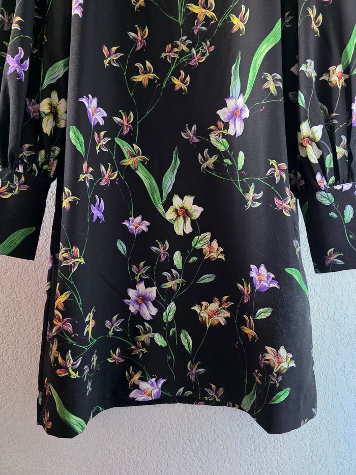 Jolie robe droite noire et fleurie H&M taille 36 - photo numéro 2