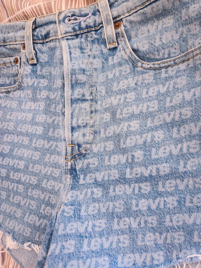 Short Levis comme neuf - photo numéro 3