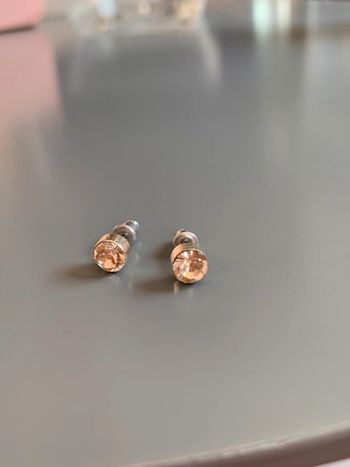 boucles d’oreilles Adopt’ Pierre strass Rose - abricot  structure argentée  Avec fermoirs