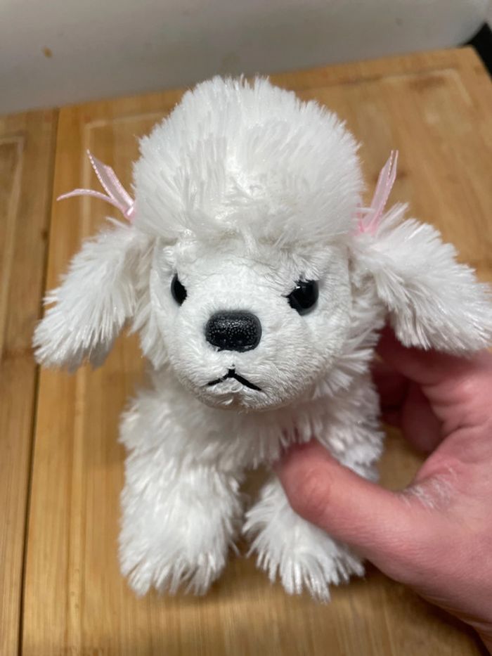 Peluche Aurora chien blanc