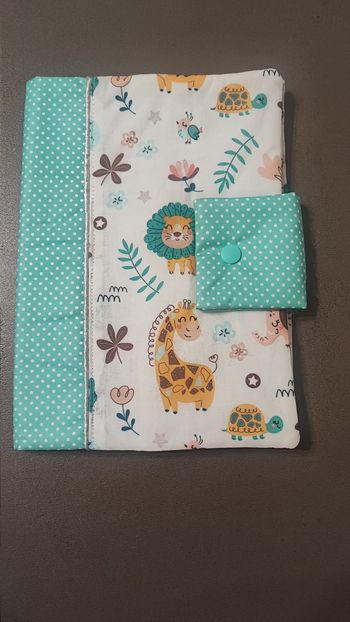 Protège carnet de santé vert fait main