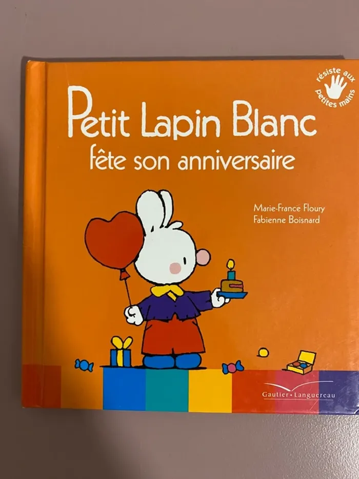 Livre petit lapin blanc fête son anniversaire
