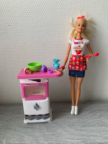 Barbie cuisinière et son four