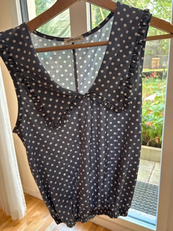 Top au top. Bleu à pois
