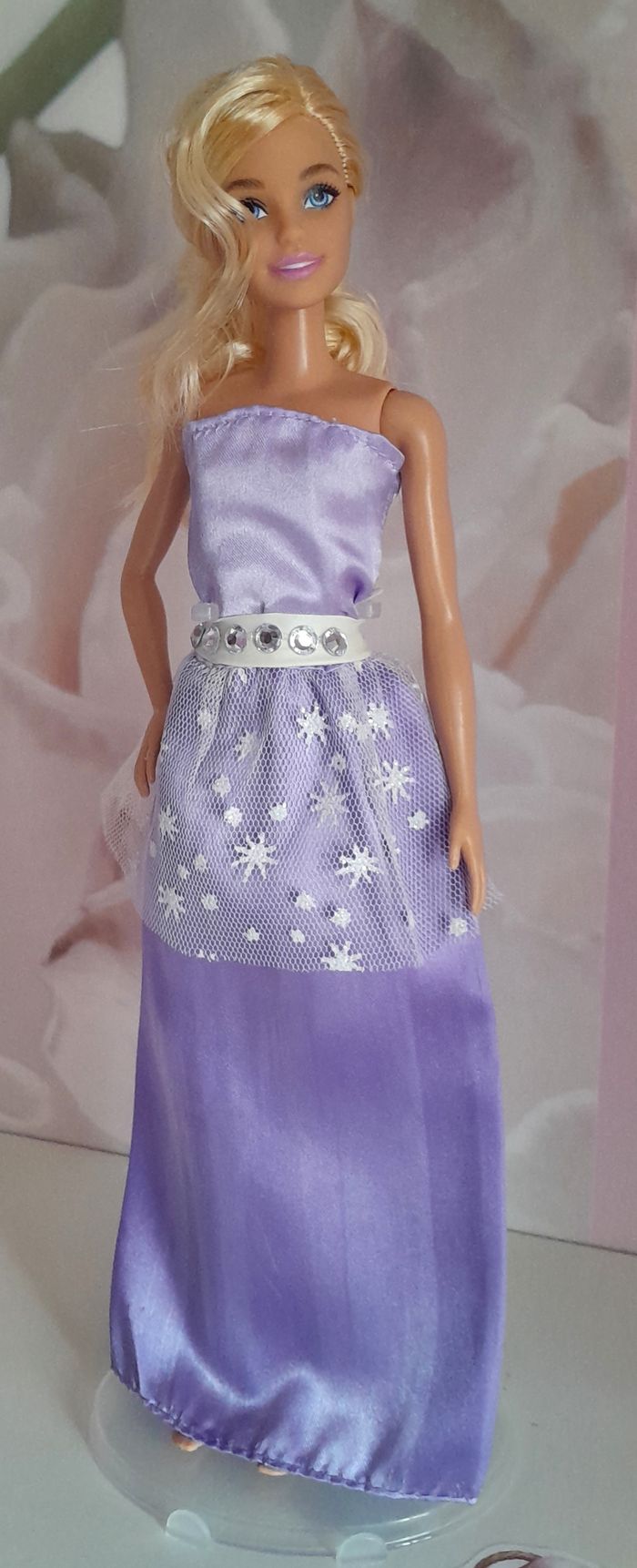 barbie blonde en robe de princesse lila - photo numéro 9