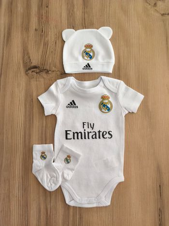 Ensemble bébé thème football – Blanc – Body + Bonnet + Chaussettes