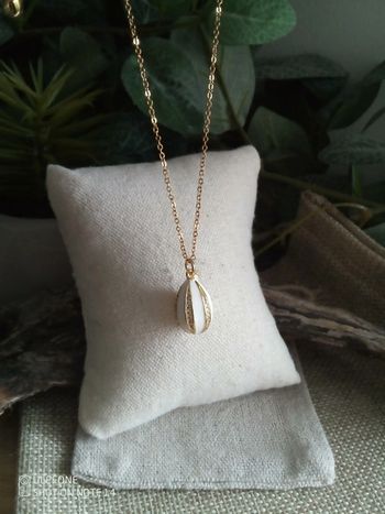 Collier pendentif blanc métallisé