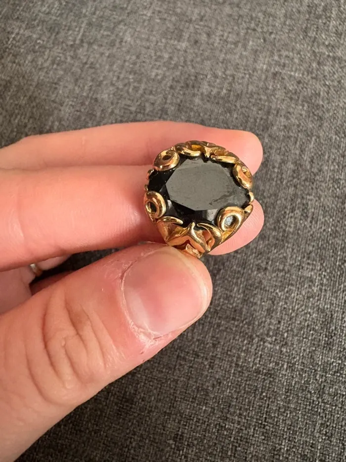 Bague dorée à pierre noir - photo numéro 2