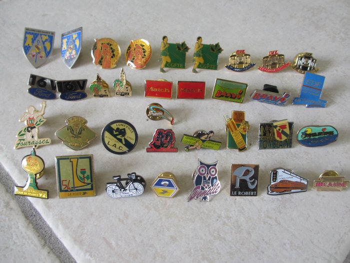 Lot de 35 pin’s années 1990 - photo numéro 1