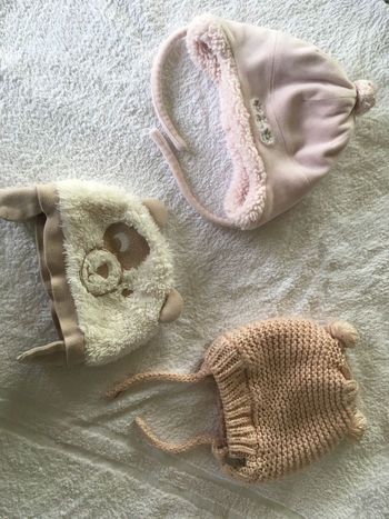 Lot 3 bonnets