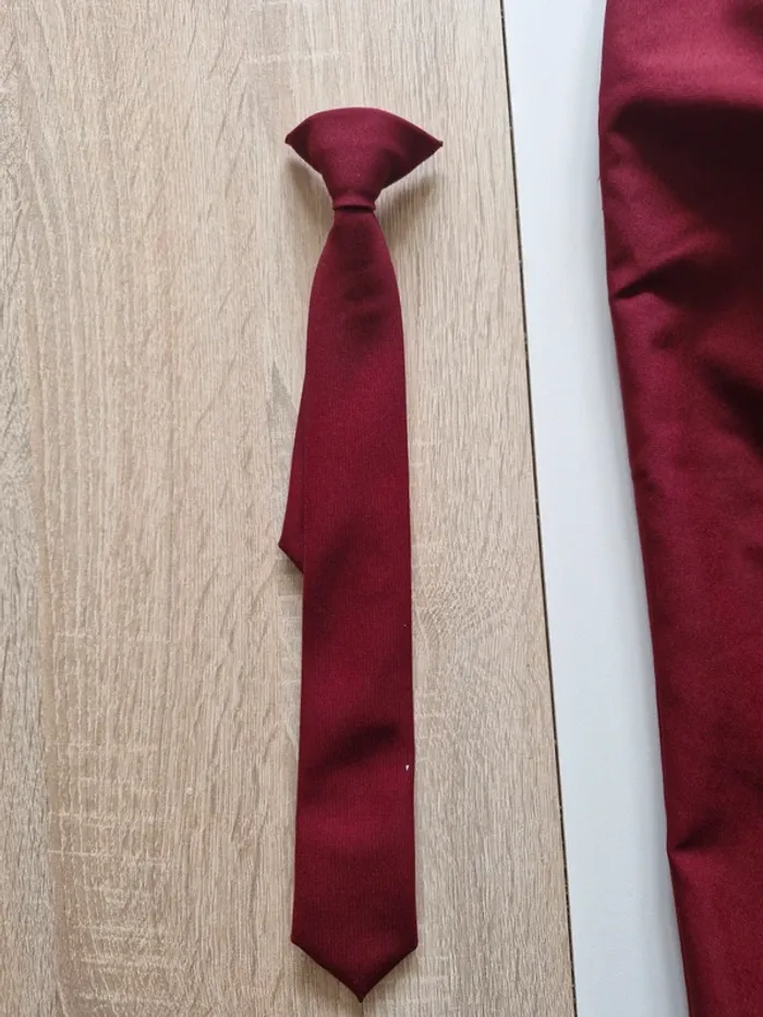 Costume bordeaux 4 ans Opos Suit – bon état - photo numéro 3