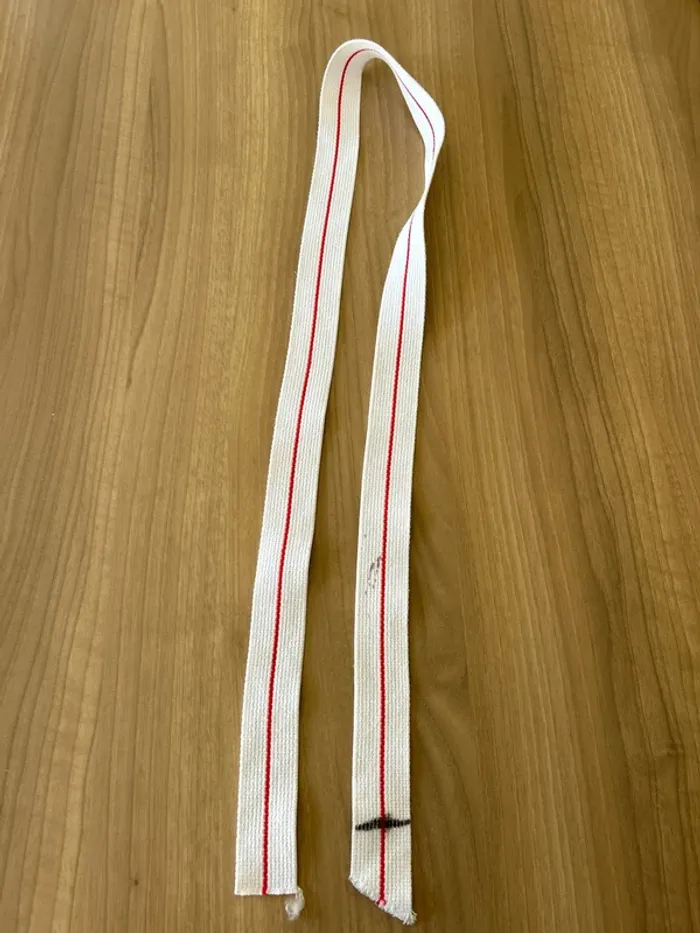 Ceinture de karaté blanche et rouge