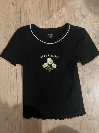 Tee shirt noir brodée à fleurs