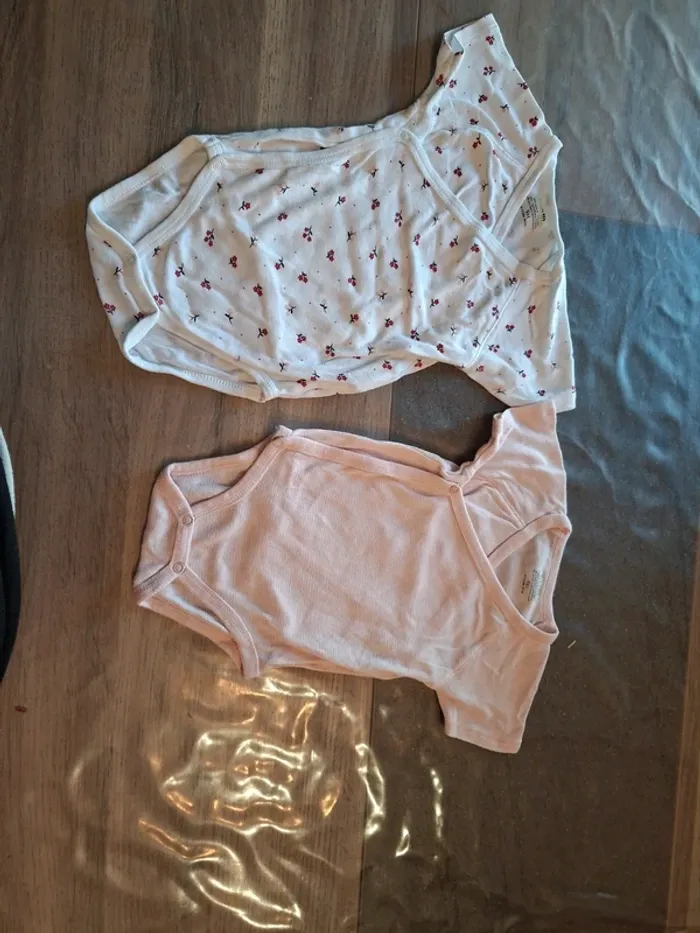 Lot deux bodies 9 mois