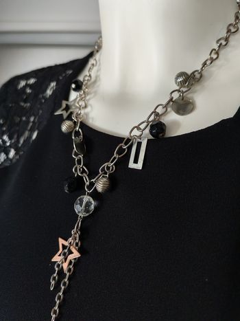 Collier trombonne avec les breloques différents