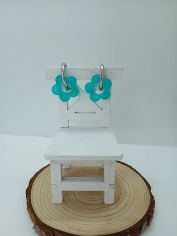 Boucles d'oreilles anneaux petites fleurs résine