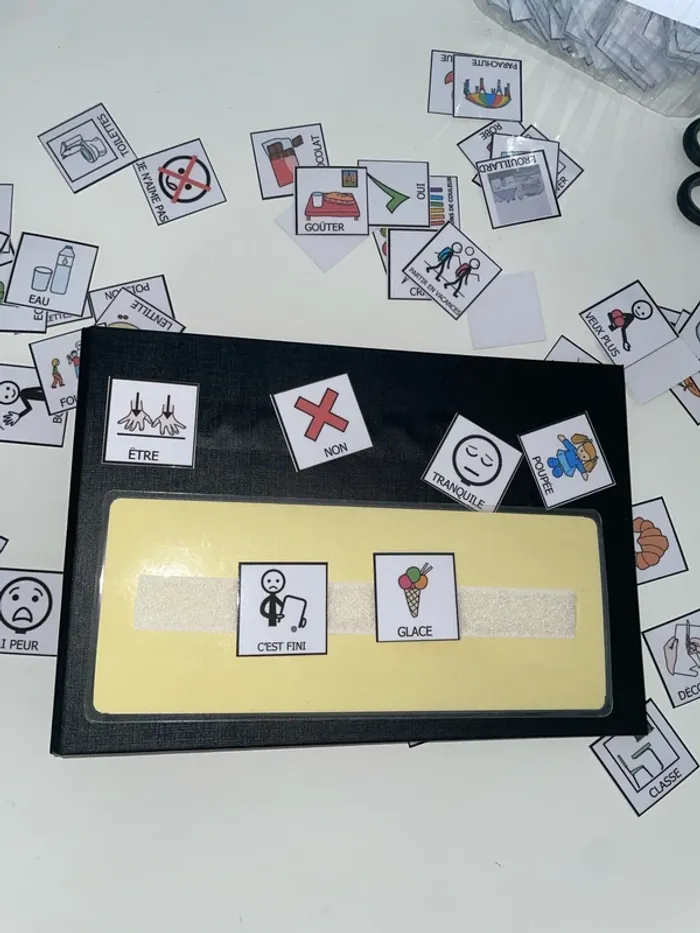 Mini Classeur de communication avec  +80 pictogrammes.