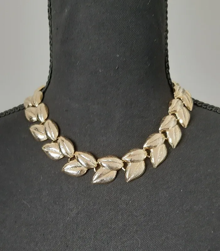 Superbe parure collier, bracelet et boucles d'oreilles assortis motif feuilles en métal doré. - photo numéro 2