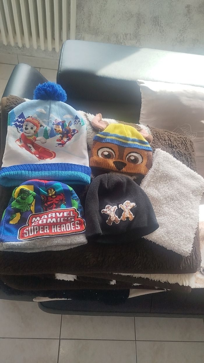 Lot bonnets hiver 2-5 ans et tour de cou