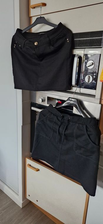 Vend 2 belles jupes noir  taille entre 2 et 3