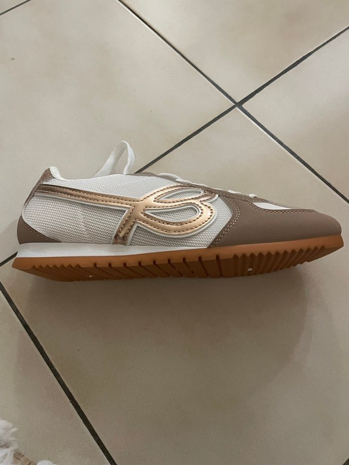 Magnifiques Sneackers  blanc marron glacé et finitions dorées très classes - photo numéro 5