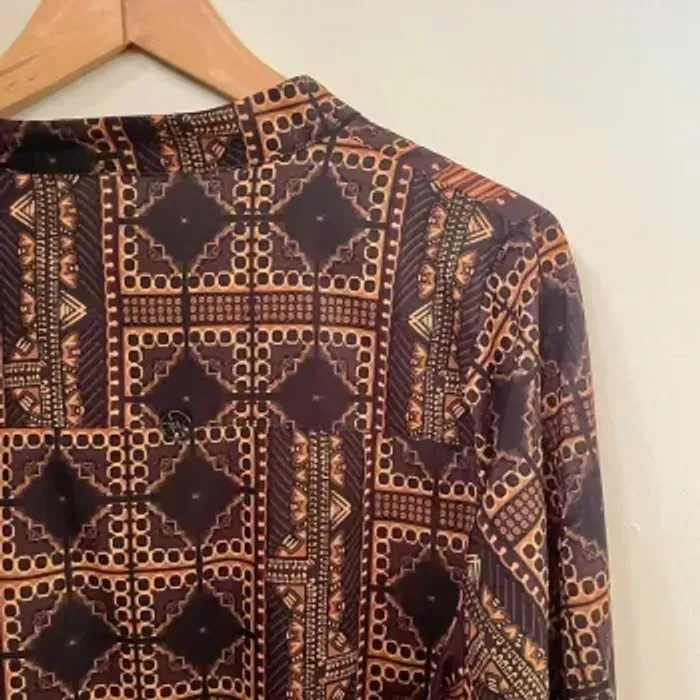 Blouse fluide imprimé ethnique noir et camel Chattawak – taille M, col tunisien V041 - photo numéro 5