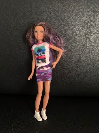 Barbie skipper baby-sitter avec l’enfant et son jeu