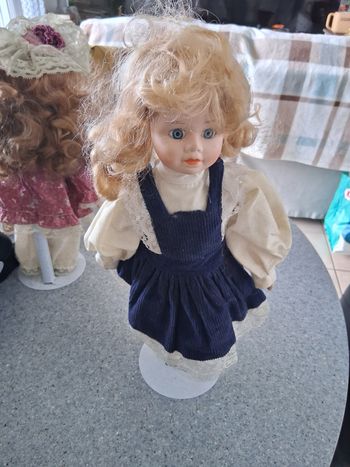 Poupée porcelaine  robe velours bleu