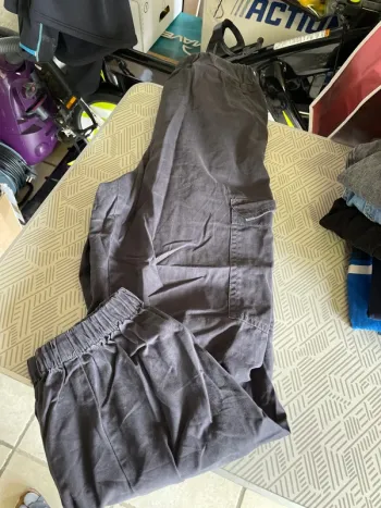 Pantalon noir Divided taille 40