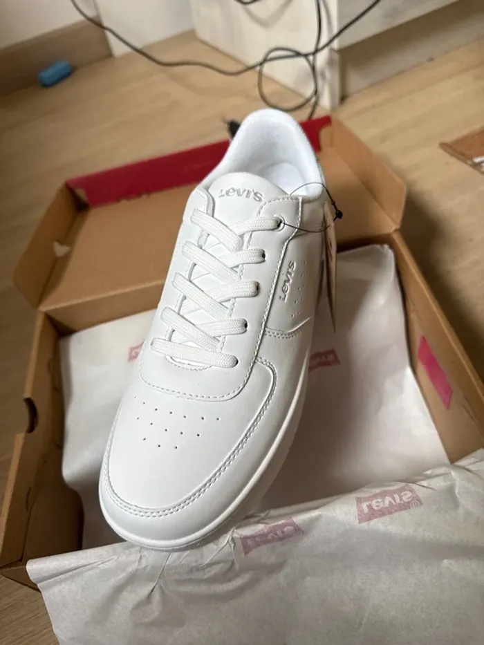 Magnifiques baskets blanches Levi’s neuves avec étiquette pointure 39