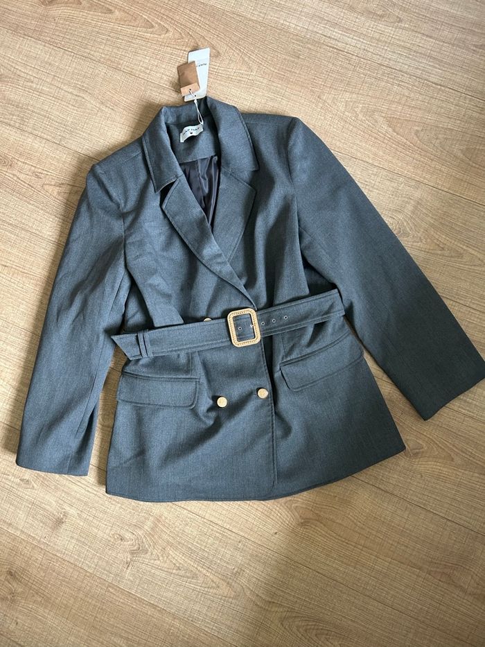 Veste grise neuve avec ceinture Naf Naf taille 42 (valeur 75€) - photo numéro 7