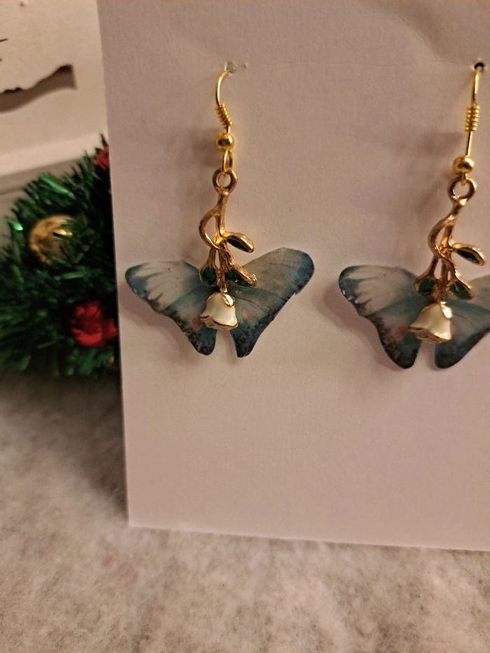 Boucles d'oreilles pendante papillon avec rose éternel - photo numéro 5