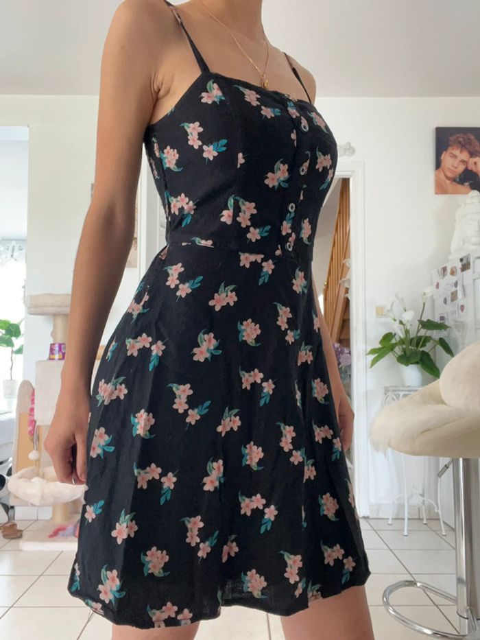 Robe noir à fleurs