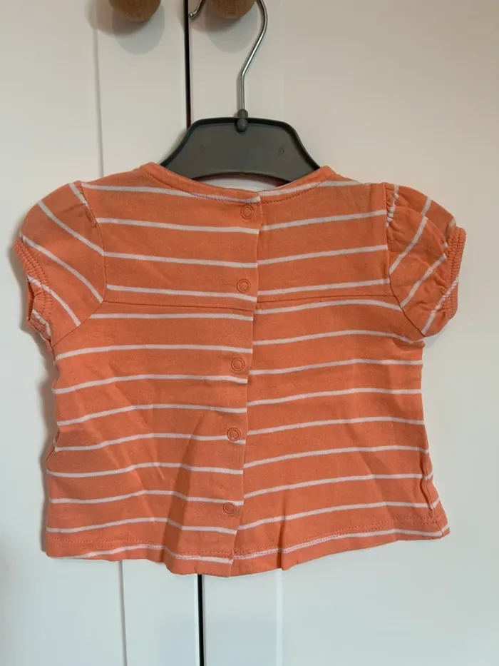 Gilet gris et tes shirt rayé - photo numéro 5