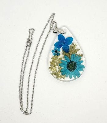 Bijoux création collier fleurs séchées bleu/vert