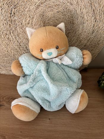 Doudou chat boule plume bleu blanc kaloo