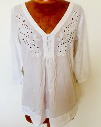 Blouse blanche ajourée