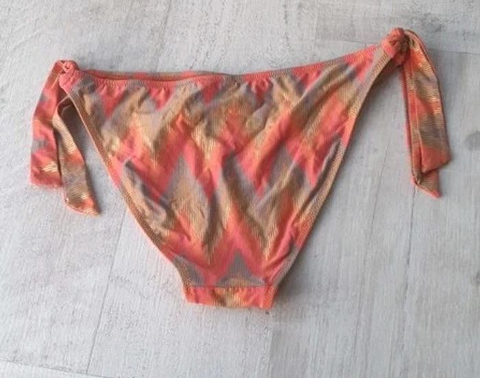 Maillot de bain 2 pièces (bikini) Taille 90B pour le haut et taille 40 pour le bas - photo numéro 9