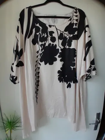 Tunique crème imprimée fleurs couleur noires,  taille 5XL,