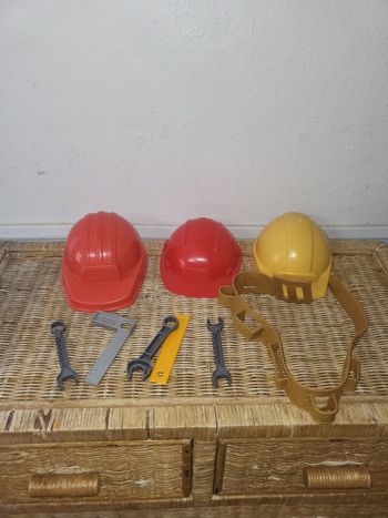Lot de casques et outils de chantier pour enfant