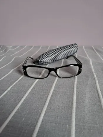 Paire de lunettes loupe
