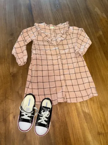 Robe Vertbaudet 5 ans  +basket style converse taille 24
